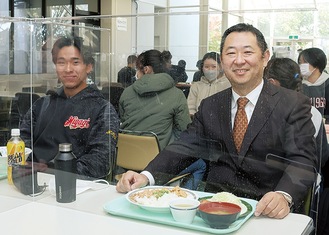 横田会長（右）と庄子さん
