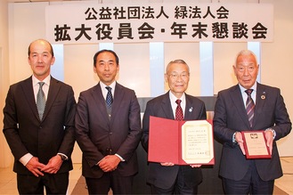 （右から）盾を手にする工藤会長、徳江傳三前会長、田奈高校の梅田校長、井澤純副校長