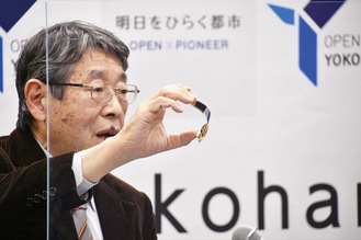 ペロブスカイト太陽電池を説明する桐蔭横浜大学・宮坂力特任教授