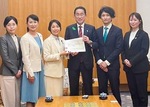 岸田総理に要望書を提出。左から3人目がおさかべ