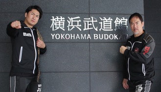 横浜武道館の前でポーズを決める青木選手（左）と伊東選手