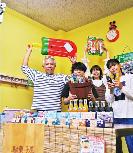 千弥さん（右）と店を訪れた地域の人たち