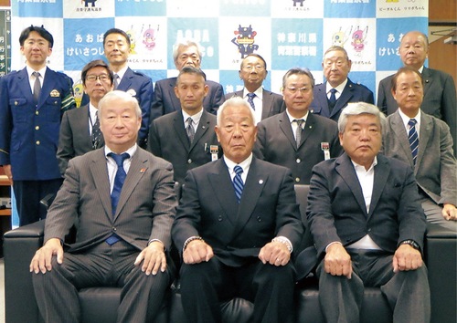 記念撮影に応じた区内の受彰者ら