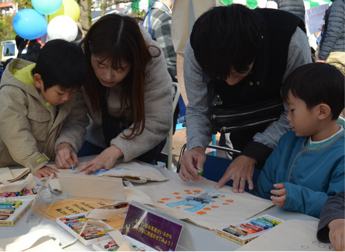 マイバッグ作りを楽しむ親子