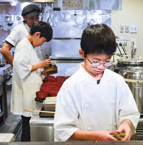 料理の下準備をする児童