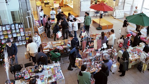 多くの来場者で賑わう会場