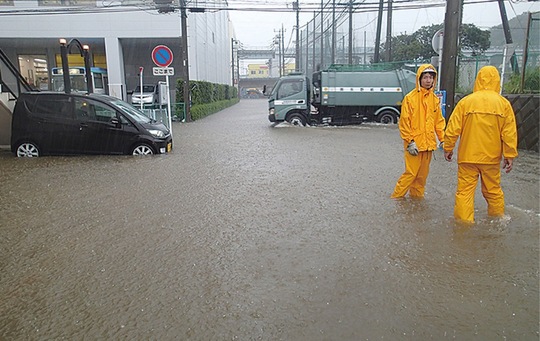 2014年10月、台風による大雨で栄区の一部が浸水（市提供）