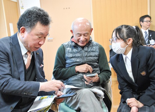 生徒から操作を教わる参加者