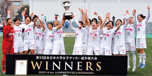 優勝に歓喜する選手ら