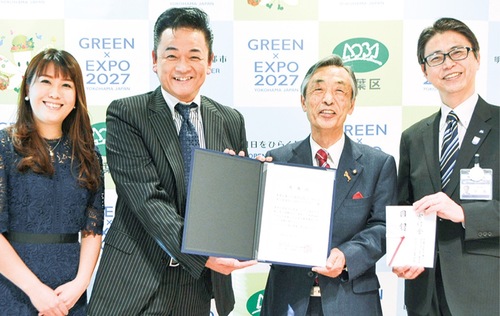 同イベントに出演した（左から）YUMINAさんと北川大介さん、関根会長、中島区長