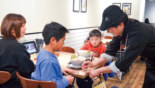 会員と交流する子ども