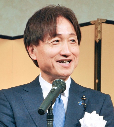 あいさつする小島氏