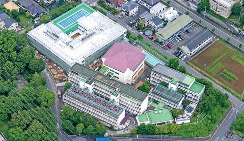 50周年を記念して撮影された新旧の校舎が隣り合う航空写真　＝写真提供／国際総合企画 横浜