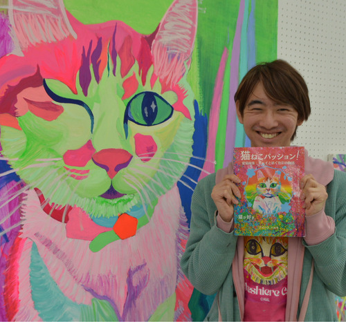 画集を持つアイハラハルキさんと作品