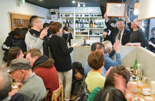 賞状を掲げる長田さん（左）と黒沼さん