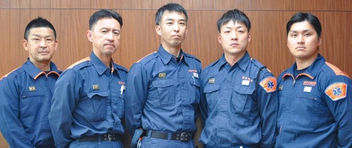 派遣された隊員ら。左から、吉田警防第一係長、鴨志田消防隊の伊東大祐隊長、久保田智哉さん、小野寺さん、岩澤陸さん