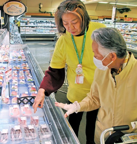 商品を選ぶ店舗利用者＝写真手前