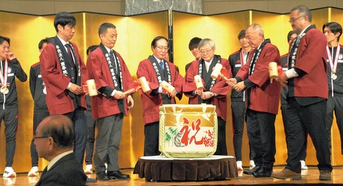 会場では鏡開きも