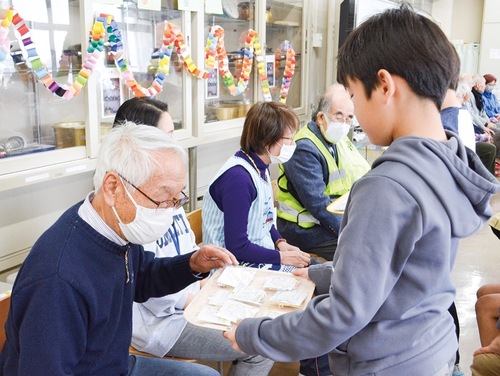 プレゼントを渡す児童