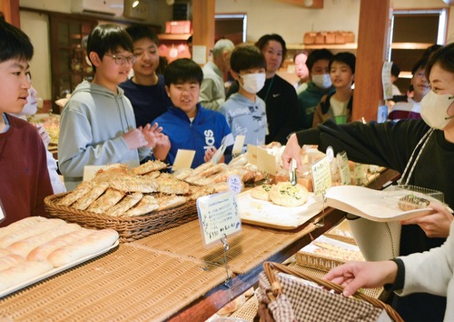 考案したパンの売れ行きを見守る児童ら