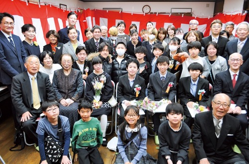 出席者みんなで卒業生を囲んで記念撮影