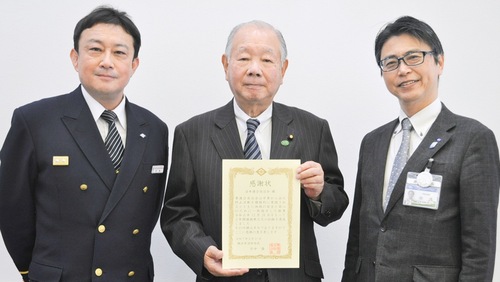 （左から）宇多範泰消防署長、飯田会長、中島隆雄区長