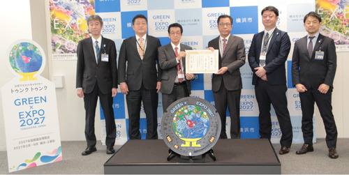 贈呈式に参加した建設業協会と横浜市の関係者