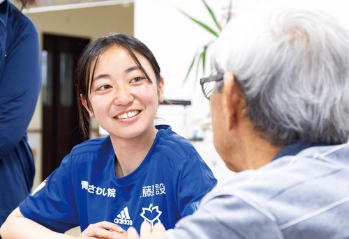 施設利用者と交流する選手＝提供写真