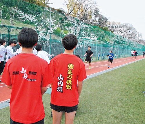 仲間の走りを見守る山内中の生徒