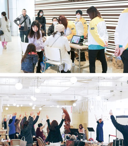 各種計測を楽しむ来場者（上写真）と大好評だったうたごえ喫茶＝同社提供