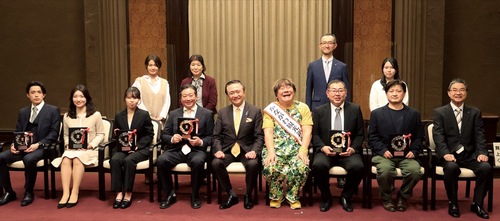 菓子コンクールの受賞者ら