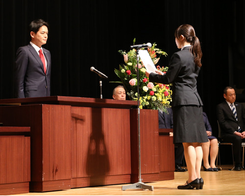 山中市長（左）に宣誓を行う職員