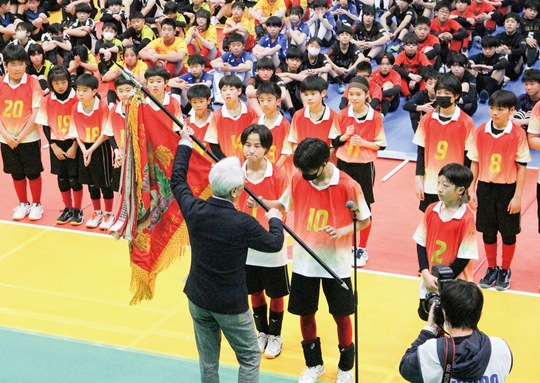 優勝旗を受け取るメンバー＝同チーム提供