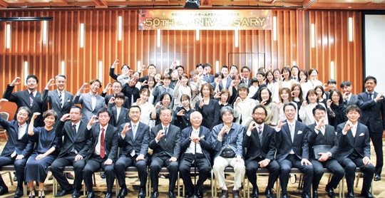 藤田千春監督の「千（C）春」のポーズで記念撮影