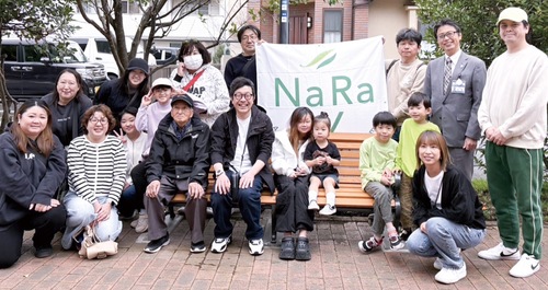 式の参加者と設置されたベンチ＝同自治会提供