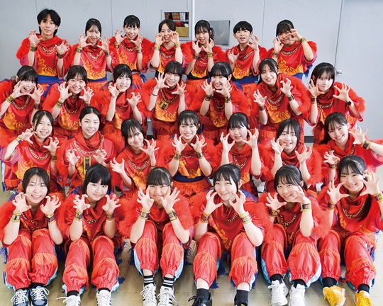 市ケ尾高校にちなんだ「ガオー」のポーズをする部員たち