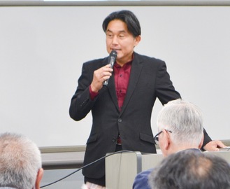 講演する赤野氏