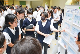 発表する生徒と溝上理事長