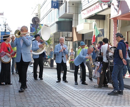 昨年の街角ライブの様子