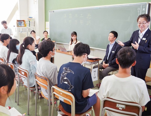 自身の仕事を紹介する岩崎さん（右）