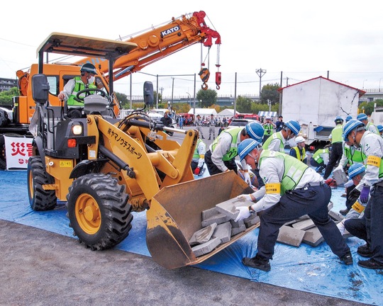 瓦礫撤去を実演する横浜建設業協会青葉区会のメンバー