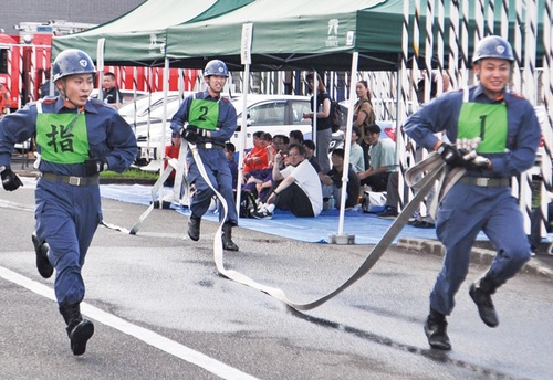 会場を駆け抜ける、日本体育大学 横浜・健志台キャンパスの出場者ら