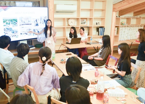 カンボジアを紹介する留学生ら