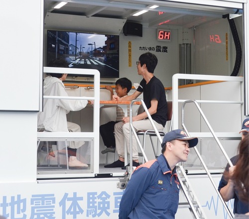 起震車を体験する親子連れ