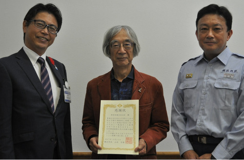 （左から）中島隆雄青葉区長、岩谷会長、宇多範泰青葉消防署長