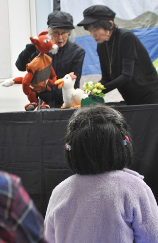 人形劇に釘付けの子ども