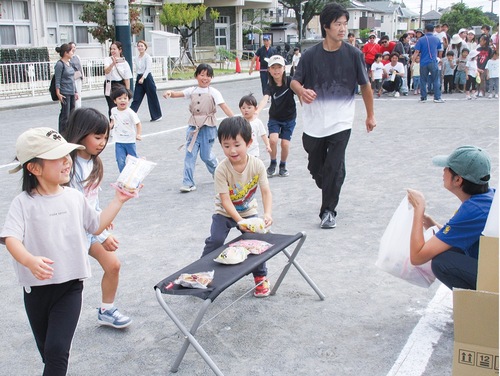 競技に熱中する参加者ら＝同連合自治会提供