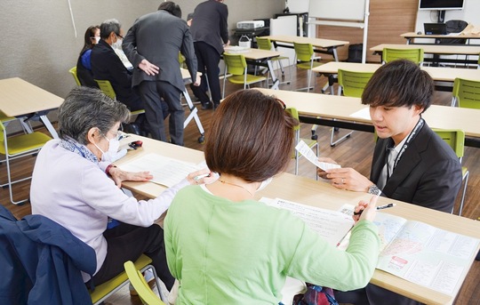 利用方法を解説するスタッフ