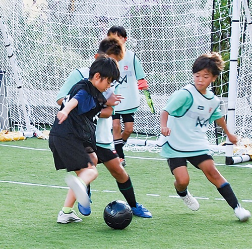 迫力あるゴール前での競り合い