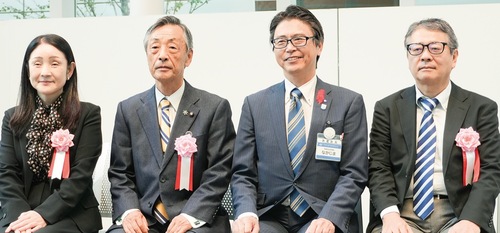 （左から）金井代表取締役社長、関根会長、中島隆雄青葉区長、糸田さん
